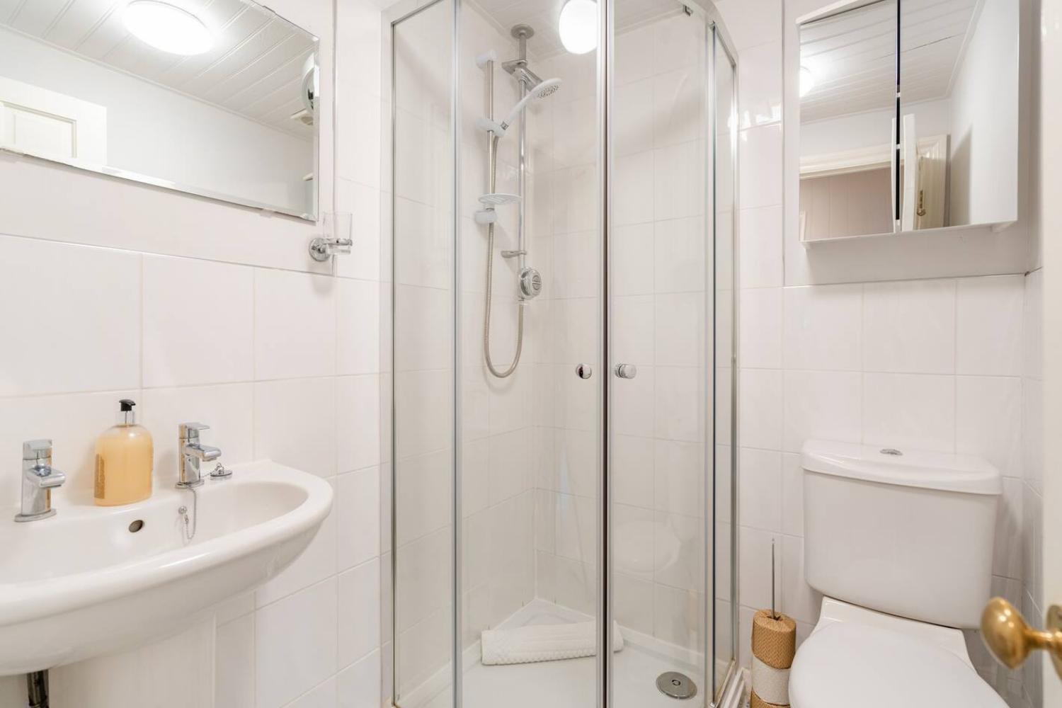 2 Bedrooms Stunning Westgate Cottage Retreat, Central Winchester, Free On-Street Parking Permit, With Garden Close To Cathedral - Sleeps 6, Pets Are Welcome, Summer Special Offer! - By Blue Puffin Stays Dış mekan fotoğraf