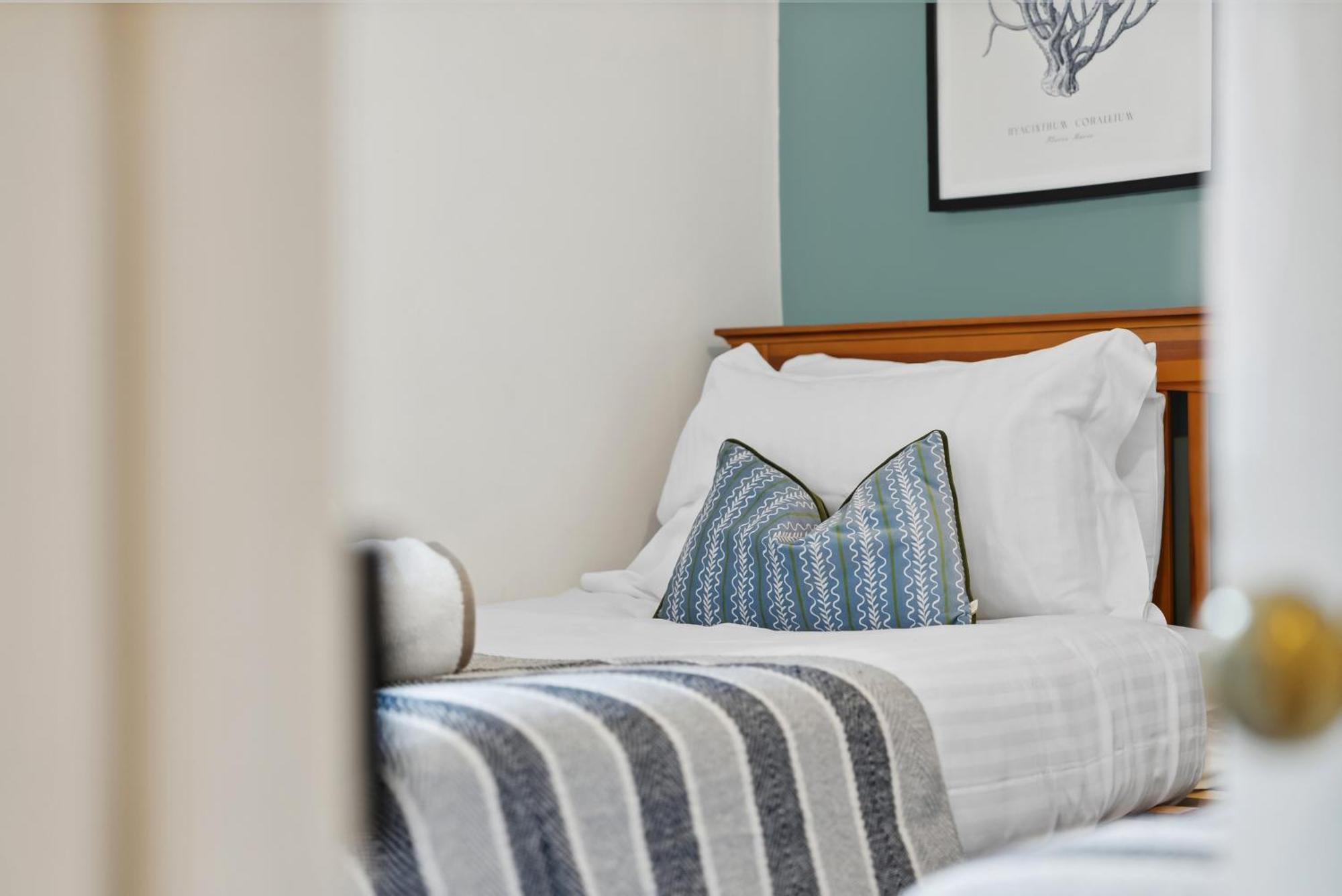 2 Bedrooms Stunning Westgate Cottage Retreat, Central Winchester, Free On-Street Parking Permit, With Garden Close To Cathedral - Sleeps 6, Pets Are Welcome, Summer Special Offer! - By Blue Puffin Stays Dış mekan fotoğraf