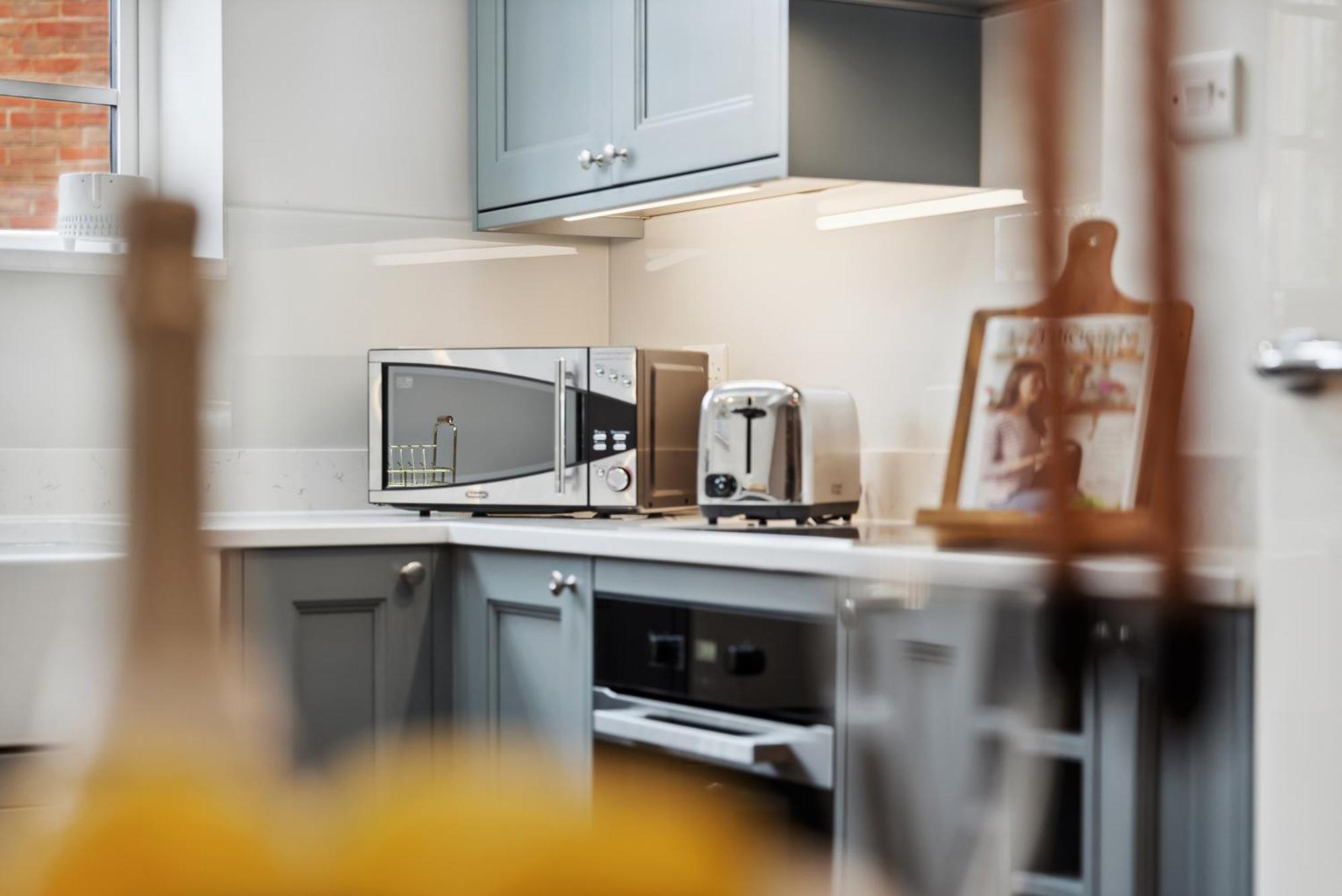 2 Bedrooms Stunning Westgate Cottage Retreat, Central Winchester, Free On-Street Parking Permit, With Garden Close To Cathedral - Sleeps 6, Pets Are Welcome, Summer Special Offer! - By Blue Puffin Stays Dış mekan fotoğraf